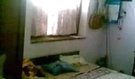 युवा गोरा कुशलता से उसकी हिंदी सेक्सी एचडी मूवी जीभ के साथ काम करता है