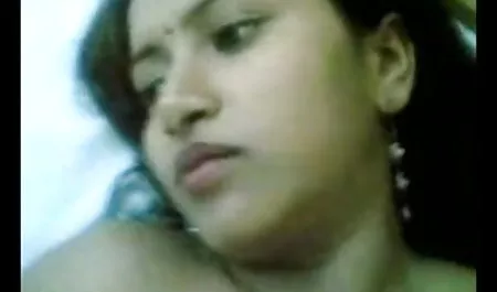 अरलुन के उज्ज्वल सिर में परीक्षा के सवालों का जवाब देने के लिए पर्याप्त दिमाग नहीं है, लेकिन वह जानती है कि कैसे एक पैर को मोहक रूप से उठाना है और एक युवा, सुंदर शिक्षक हिंदी फिल्म सेक्सी एचडी में के लिए एक गधे को कैसे स्थानापन्न करना है