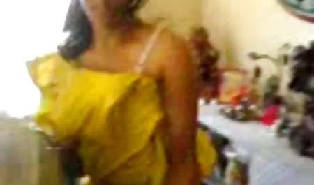 गोरा हिंदी मूवी फिल्म सेक्सी गोरा फूहड़ एक गंजा दोस्त के साथ दुकान में बेकार है और बेकार है