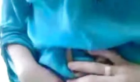 श्यामला एक काले आदमी को एक बड़ा मुर्गा के मूवी एचडी सेक्सी साथ एक blowjob देता है