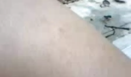 रेडहेड मोका मोरा एक काले आदमी सेक्सी मूवी इन हिंदी और उसके विशाल मुर्गा के कोमल हाथों का आनंद लेता है