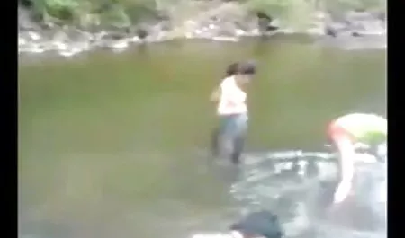 हॉट माँ और युवा सेक्सी बेटी दालान में एक कुर्सी पर बैठे सेक्सी मूवी हिंदी में वीडियो हुए धीरे से चुंबन करते हैं और एक दूसरे के गर्म, स्वादिष्ट शरीर को सहलाते हैं