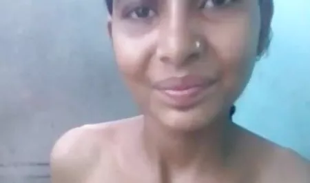 विदेशी सुंदरता प्रिया खुद को एक डिल्डो और एक पुरुष के मोटे लंड फुल हिंदी सेक्सी मूवी से चुदवाती है