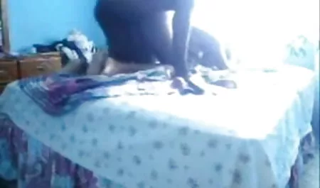 क्लब में गोरा एक महान सेक्सी मूवी एचडी हिंदी blowjob बनाता है