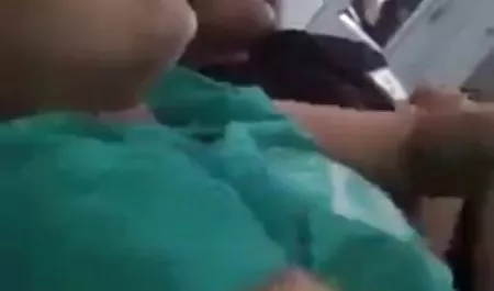 परिपक्व ने एक पार्टी सेक्सी मूवी फुल एचडी हिंदी में में एक गैंगबैंग को धोखा दिया